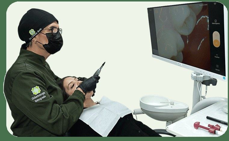 Dra. Cláudia usando scanner 3D intraoral